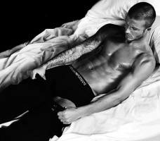 beckham bulge 228x200 David et Victoria Beckham pour Armani (Emporio Armani Underwear)