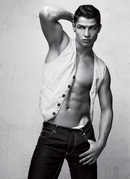 cristiano ronaldo naked armani Cristiano Ronaldo : photos en boxer et slip Armani