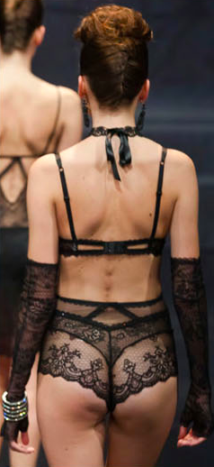2012 01 31 1718 Défilé de lingerie Lise Charmel 2012 : joaillerie, brodéries et guipures